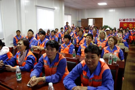 集團公司黨支部組織一線員工集中觀看《厲害了，我的國》